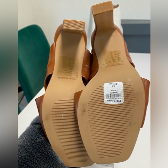 New Express heels, Size 6. SUPER SOFT AND COMFY SHOES! - Picture 2 of 3